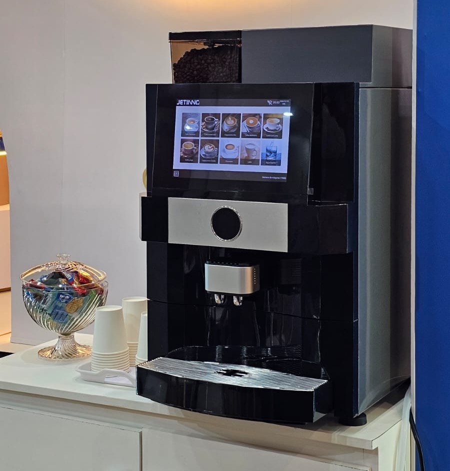 Máquina de café profissional em espaço de evento com atendimento KleCoffee